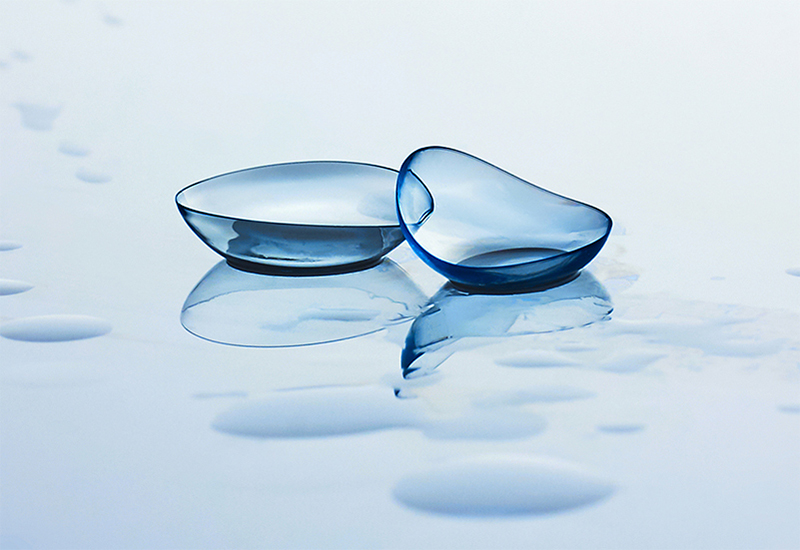 Contact lenses on wet surface